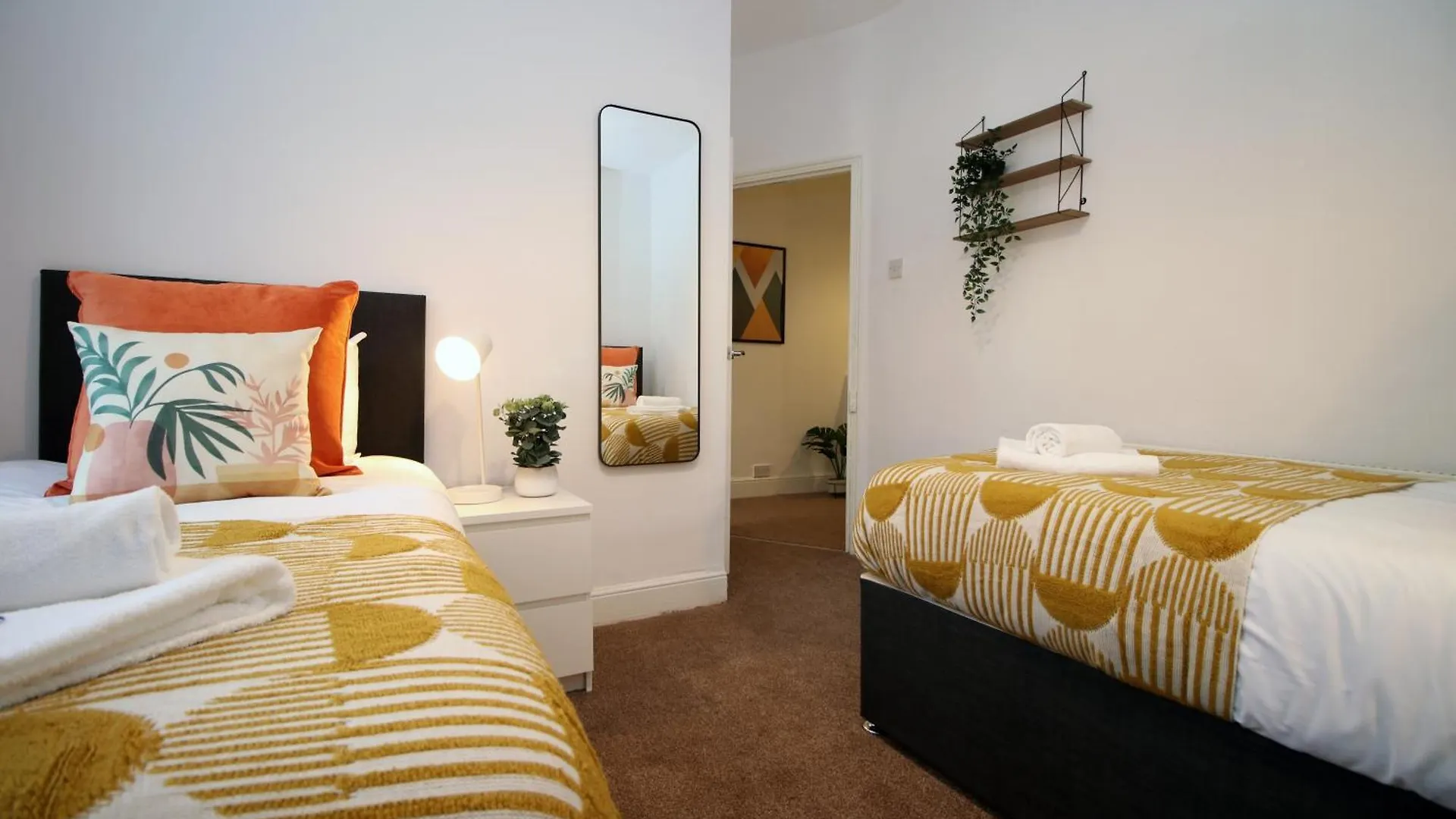 Spacious 4 Bedroom House - Moira Lodge By Ty Sa Cardiff
