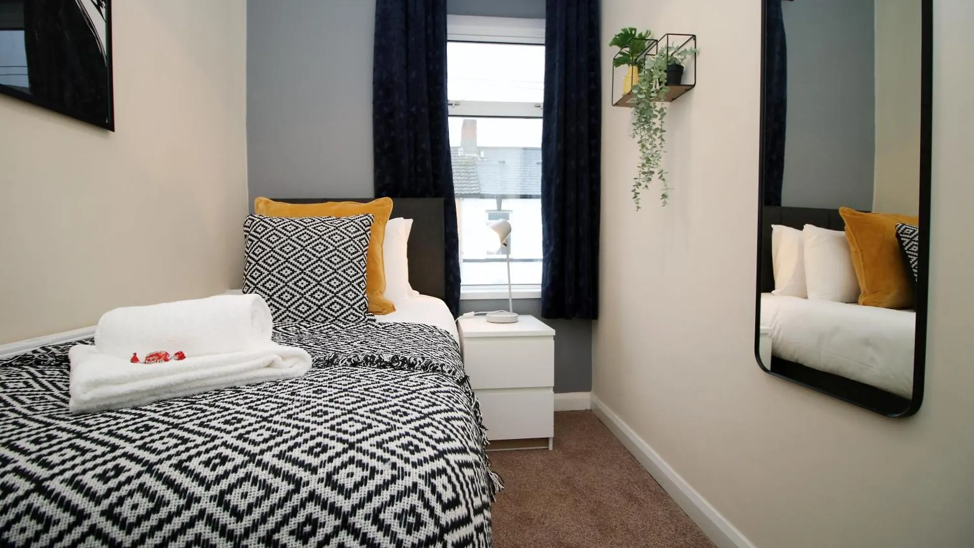 Spacious 4 Bedroom House - Moira Lodge By Ty Sa Cardiff 0*,  United Kingdom