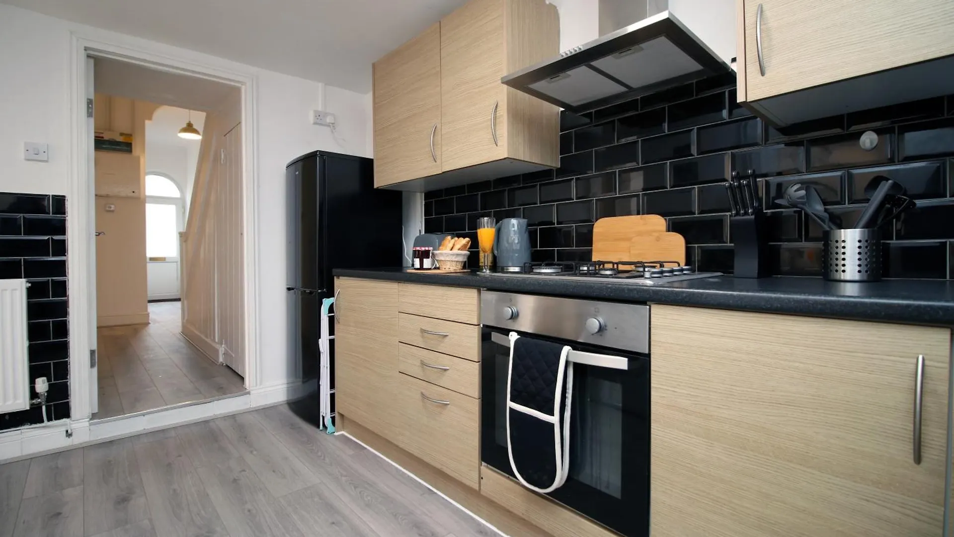 Spacious 4 Bedroom House - Moira Lodge By Ty Sa Cardiff 0*,  United Kingdom