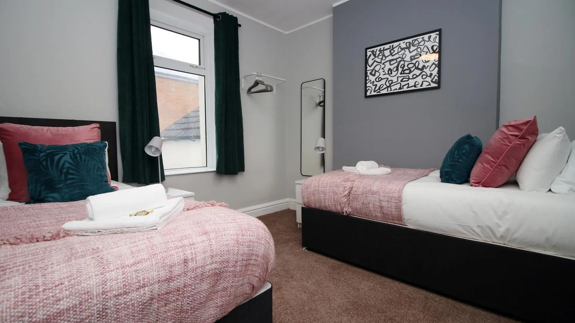 Spacious 4 Bedroom House - Moira Lodge By Ty Sa Cardiff Apartment
