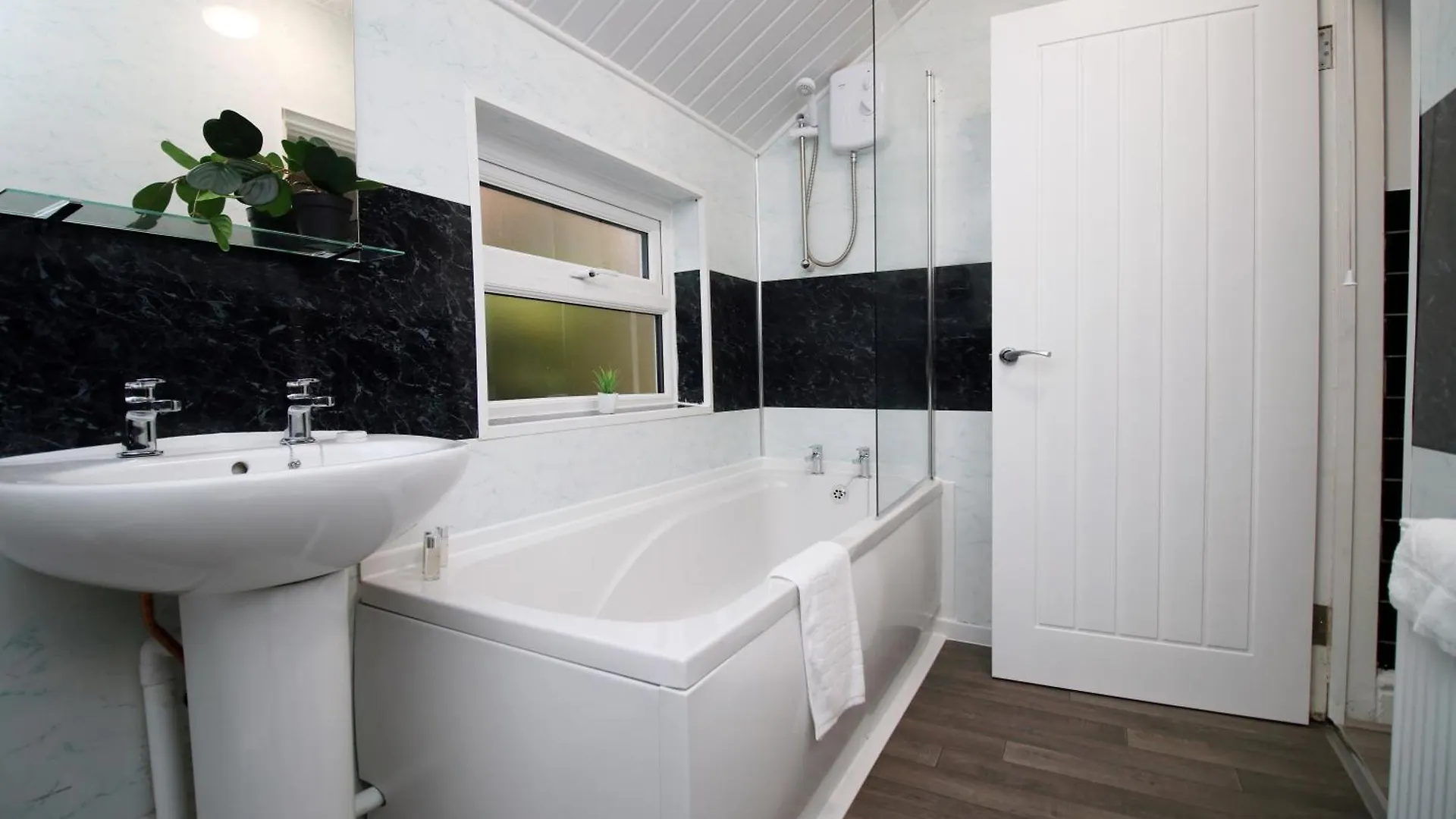 Apartment Spacious 4 Bedroom House - Moira Lodge By Ty Sa Cardiff United Kingdom